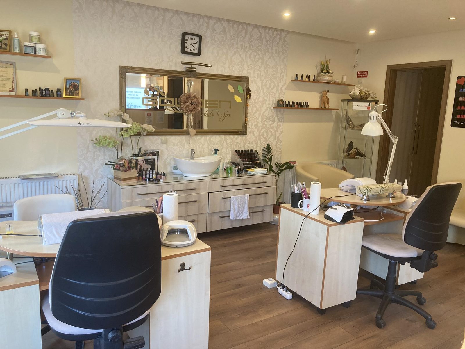 Golden Nails & Spa